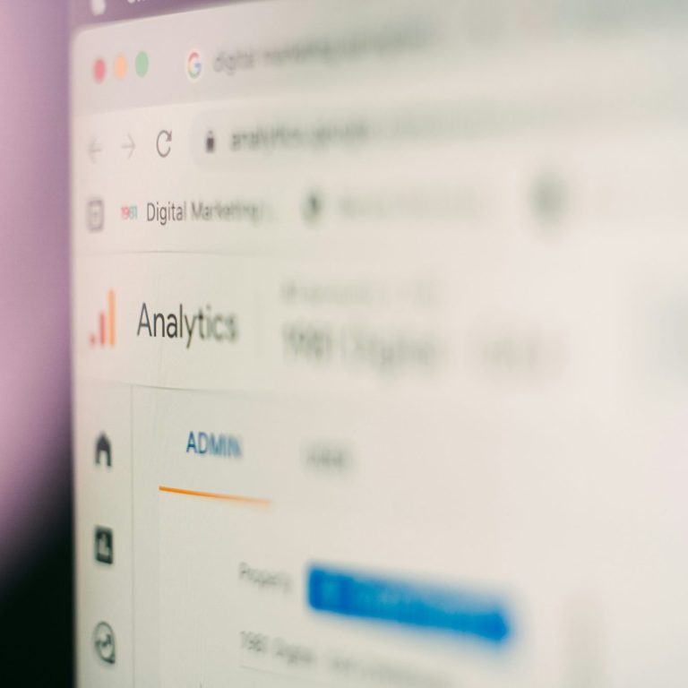 Grafik eines Analyse-Dashboards mit Fokussierung auf "Analytics".