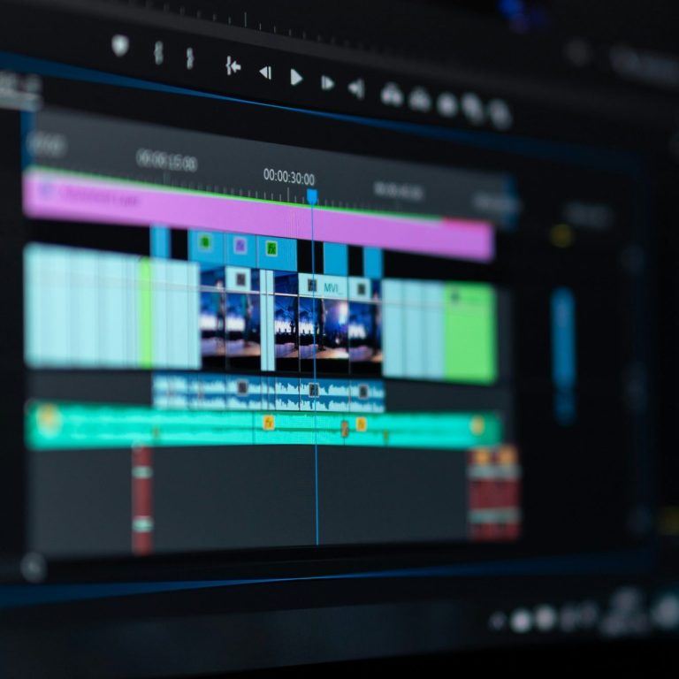 Schnittsoftware mit bearbeitendem Video und Zeitleistenansicht.