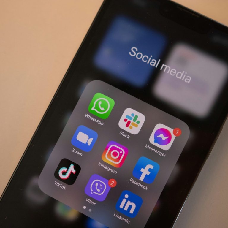 Smartphone-Bildschirm mit sozialen Medien-Apps in einem Ordner.