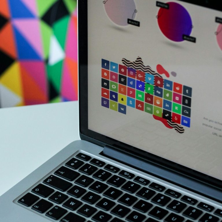 Laptop-Bildschirm mit Farbpaletten und einem bunten Raster von Symbolen.